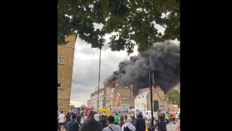 Photo of video | Incendiu de proporții în Londra: O clădire de birouri a fost cuprinsă de flăcări